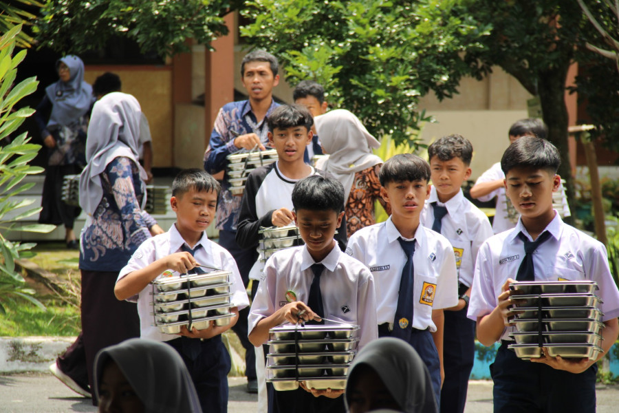 Uji Coba MBG Hari Kedua, Disambut Antusiasme Siswa SMP N 2 Temanggung