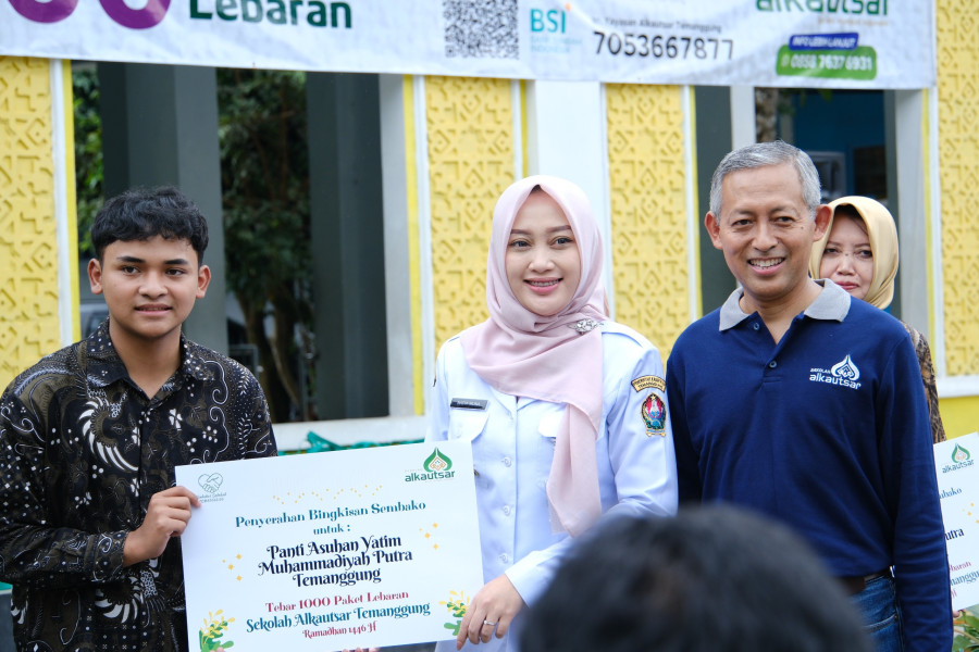 Sekolah Alkautsar Temanggung Berbagi Seribu Paket Lebaran