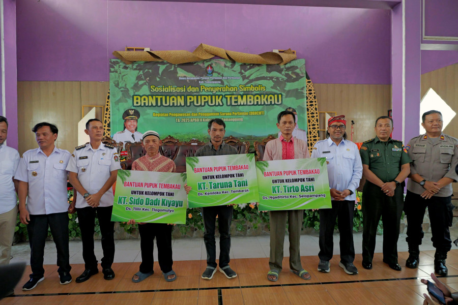 Agus Gondrong Beri Bantuan Pupuk untuk 10.000 Petani Tembakau