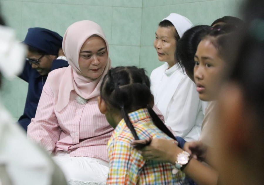 Berbagi Kasih Hari Paskah di Panti Asuhan Bethlehem, Panca Dewi Diberi Kain Tenun Khas NTT