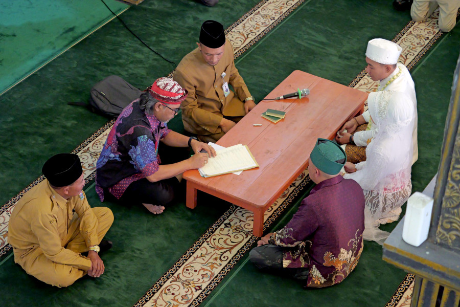 Pedagang Warung Kelontong Ini Bahagia, Bupati Agus Gondrong Datang Jadi Saksi Pernikahannya