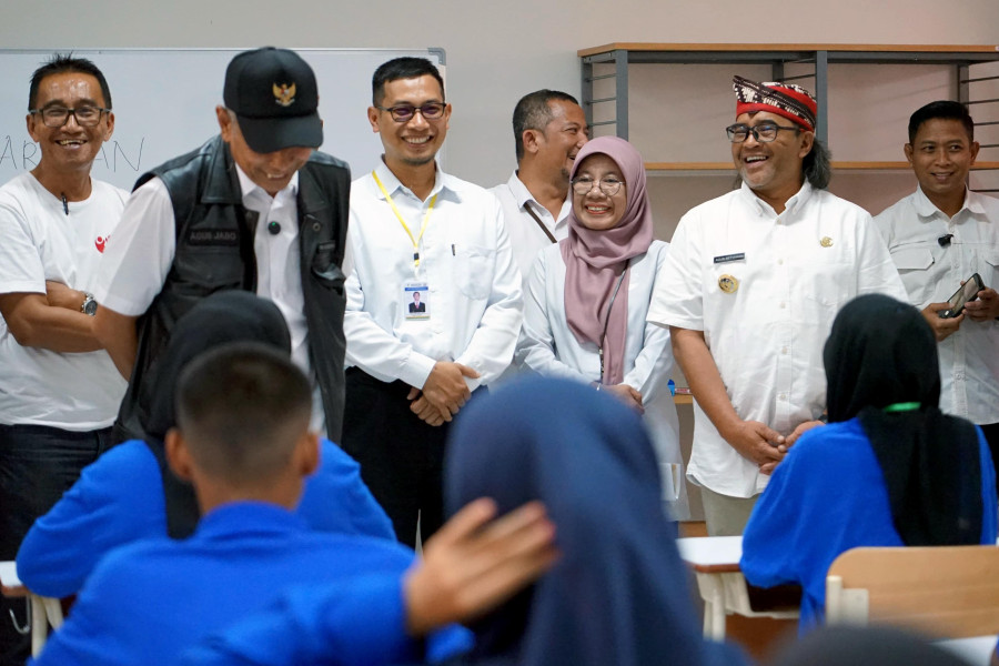 Bupati Agus Gondrong Dampingi Wamensos Tinjau Proses MPLS di Sekolah Rakyat