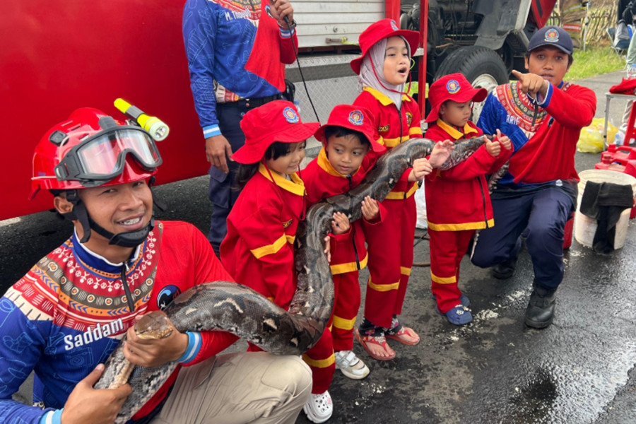 ?Asyiknya Anak-anak Main Flying Fox Bareng Damkar Temanggung