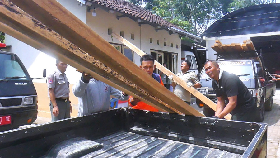 BPBD Temanggung Berikan Bantuan Bahan Bangunan Bagi Korban Angin Kencang