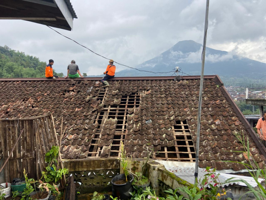 Angin Puting Beliung Melanda Petarangan Kledung, Belasan Rumah Terdampak