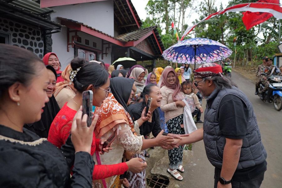 Unik! Bupati Agus Setyawan Tanam Pohon di Tengah Ritual Sadranan Bejen