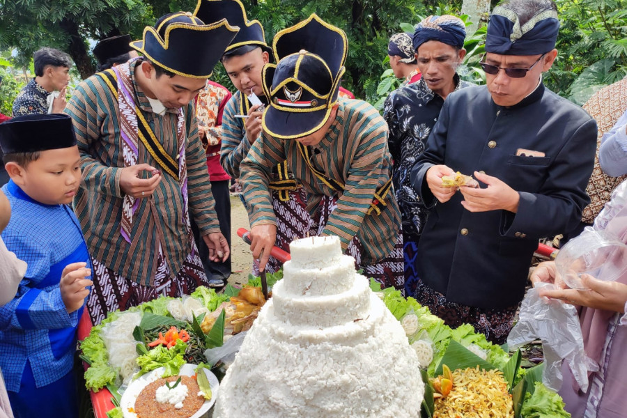 Nyadran Srobong Gobang: Doa dan Harapan Petani Tlilir di Lereng Sumbing