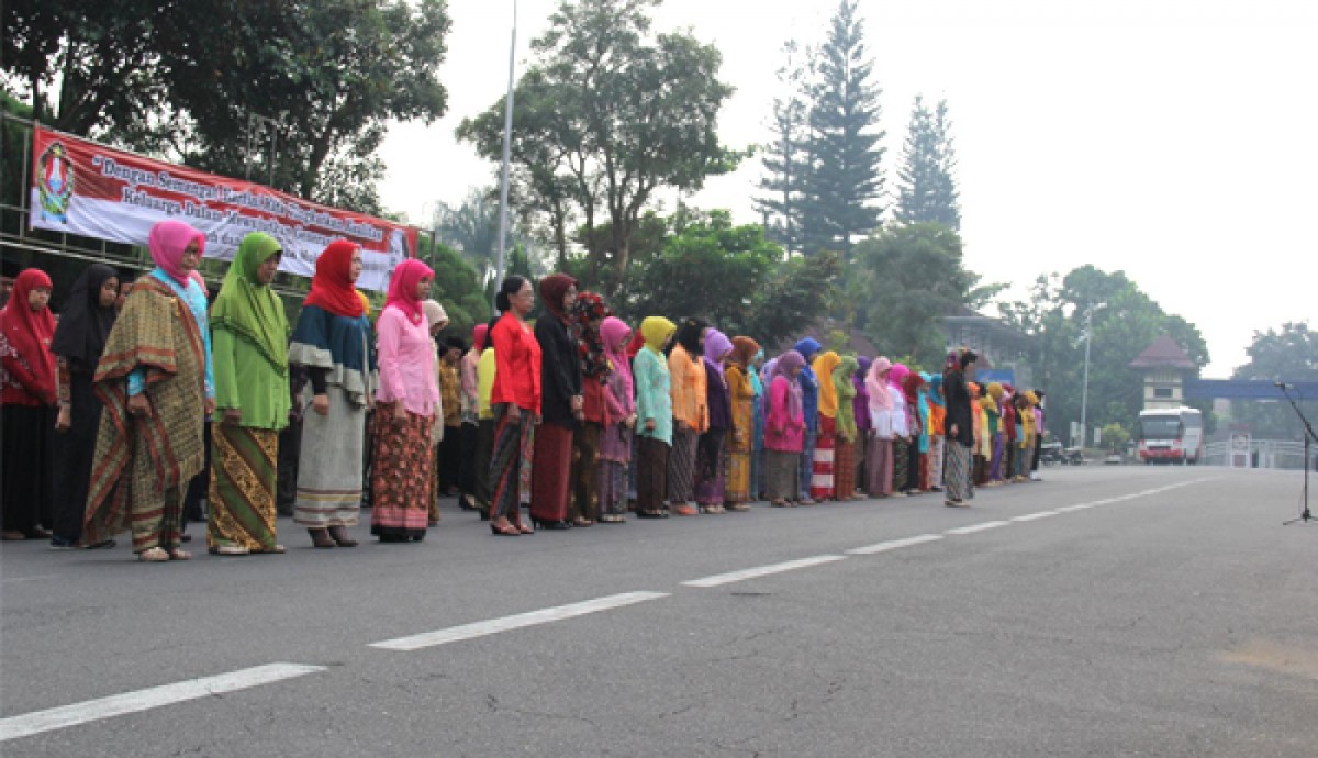 Karyawati Kenakan Pekaian Kebaya Dalam Apel Pagi