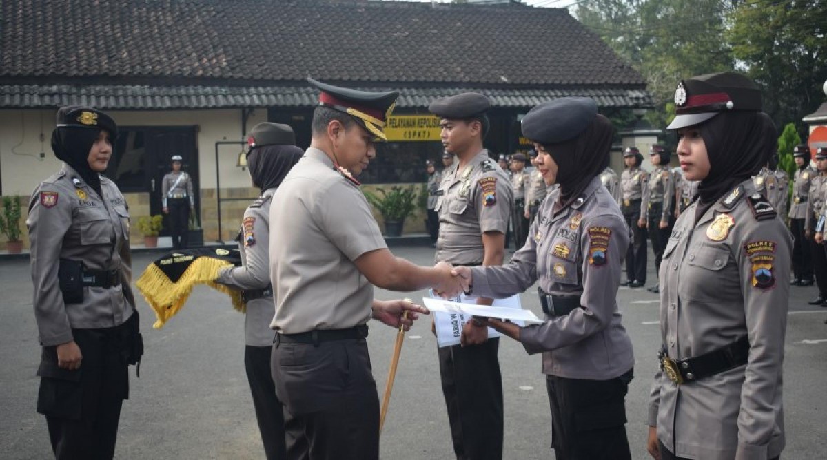 Polwan Gagalkan Penjambretan Kapolres Temanggung Berikan Penghargaan