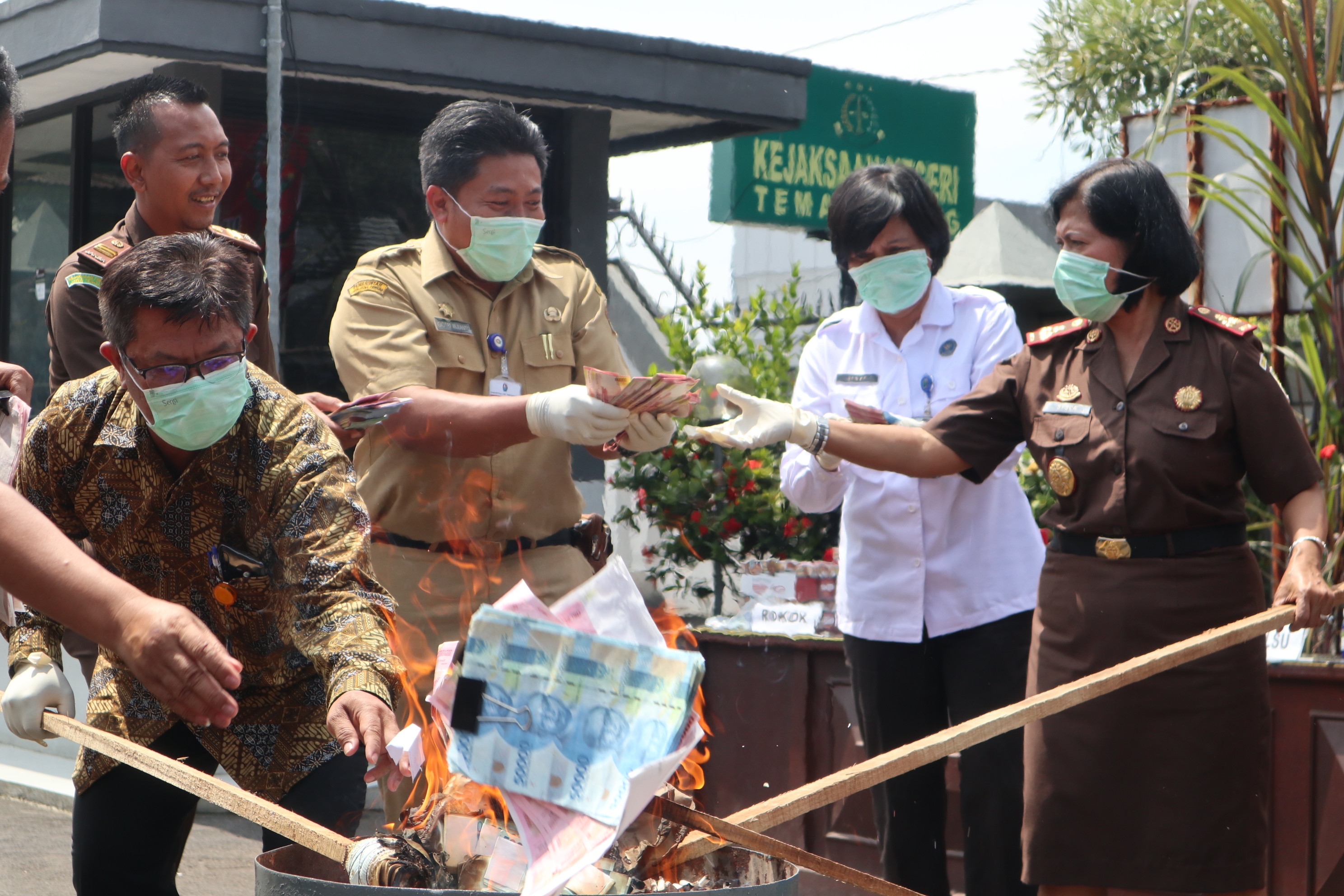 Kejari Temanggung Musnahkan Barang Bukti Hasil Kejahatan