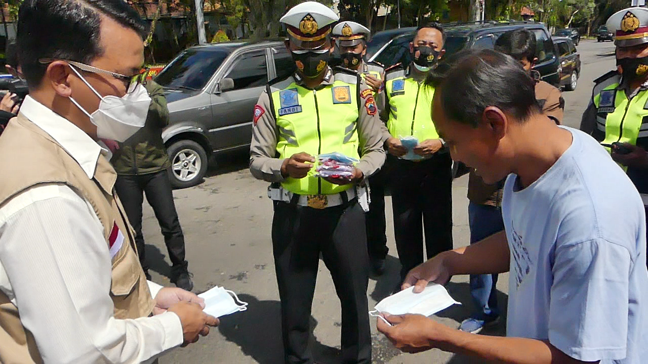 Forkopimda Temanggung Bagikan Masker Untuk Sopir Angkutan Umum