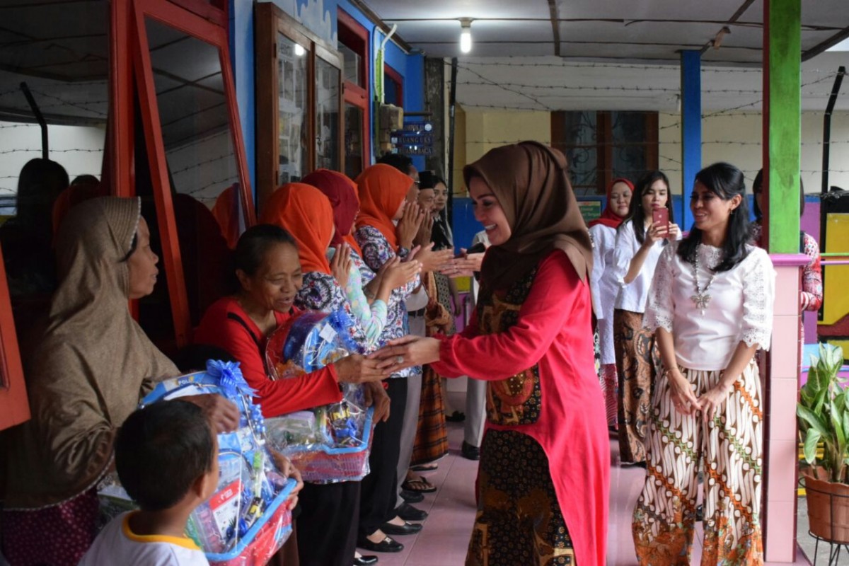 Ketua PD Bhayangkari Jateng Lakukan Kegiatan Sosial di Temanggung