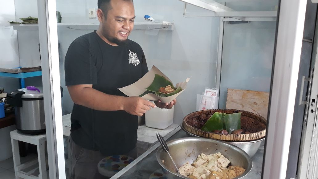 Manfaatkan Media Sosial, Pemuda Asal Temanggung Berhasil Tingkatkan Omset Usaha Kuliner Keluarga 