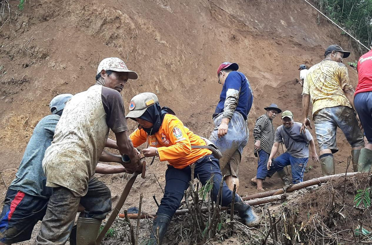 Hujan Deras Akibatkan Tanah Longsor di Candiroto