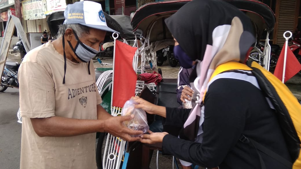 Pegawai Dinkominfo Bagikan Takjil dan Paket Sembako ke Warga Sekitar Kantor