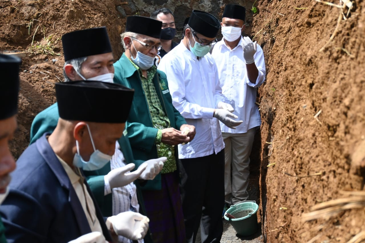 Bupati Temanggung Meletakkan Batu Pertama Pendirian Gedung MWCNU Candiroto