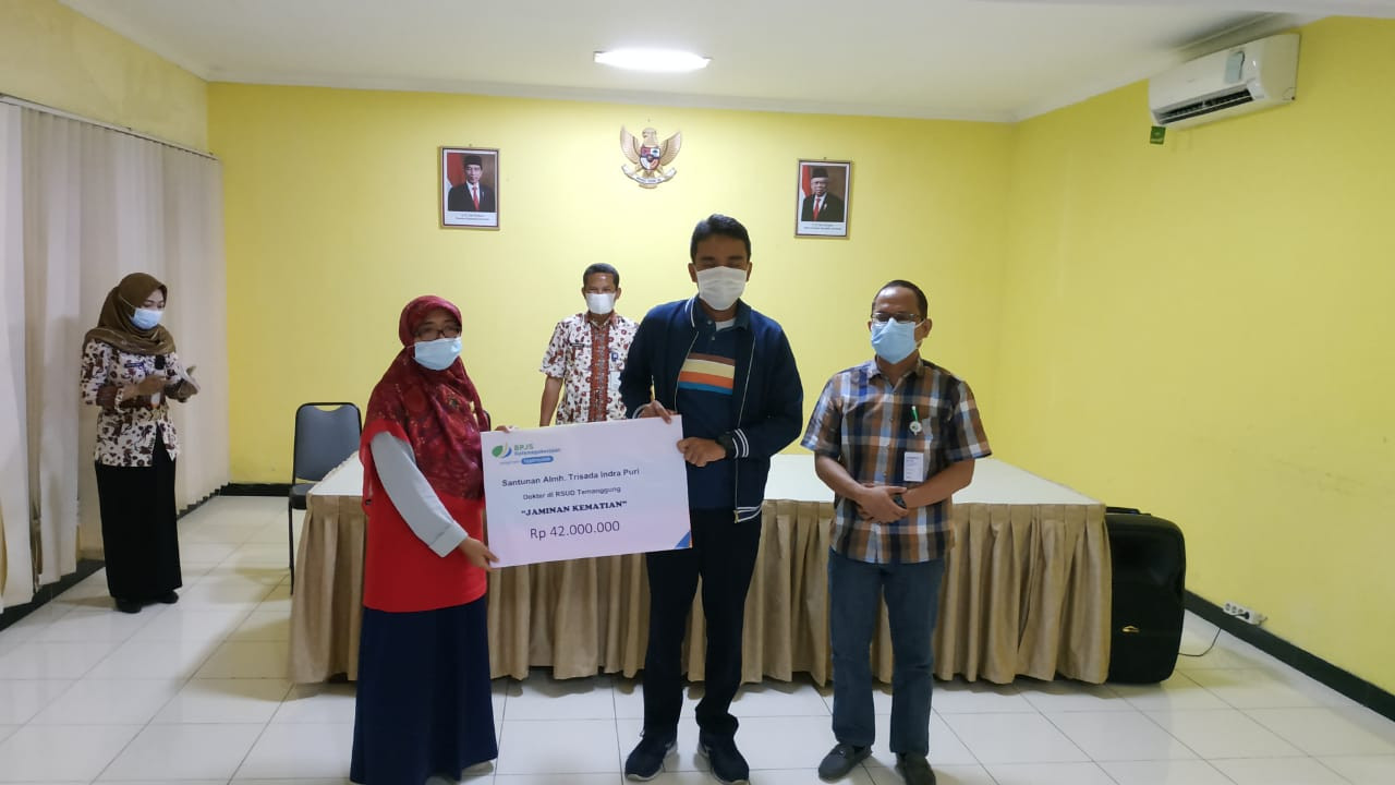 BP Jamsostek Serahkan Santunan Ahli Waris Dokter RSUD Temanggung