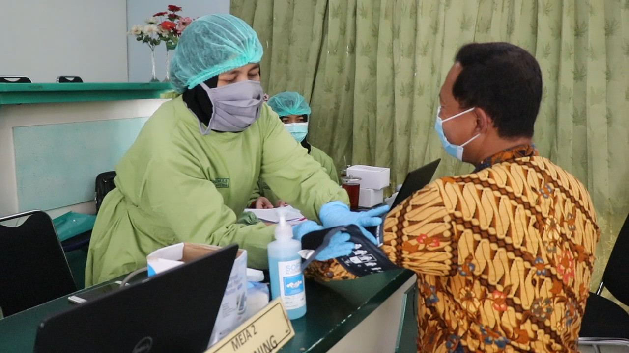 Persiapan PTM, Guru dan Staf Sekolah  Divaksin Covid-19 