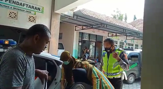 Aksi Heroik Petugas Satlantas Temanggung  Selamatkan Pemudik Ibu Hamil