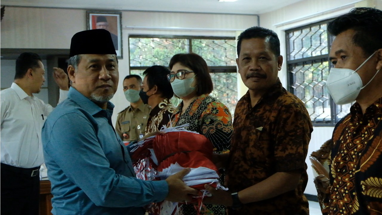 Pemkab Bagikan Bendera Merah Putih kepada Masyarakat 