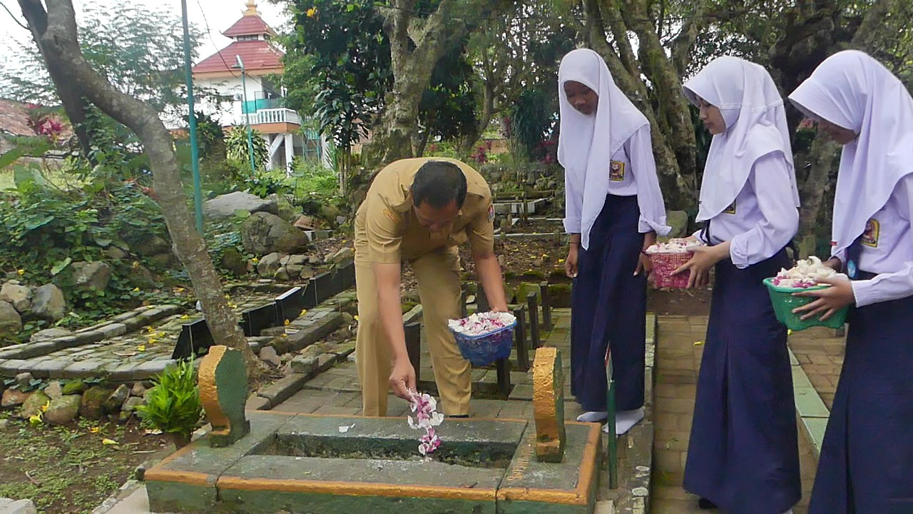 Ziarah dan Tabur Bunga untuk Kenang Jenderal Bambu Runcing