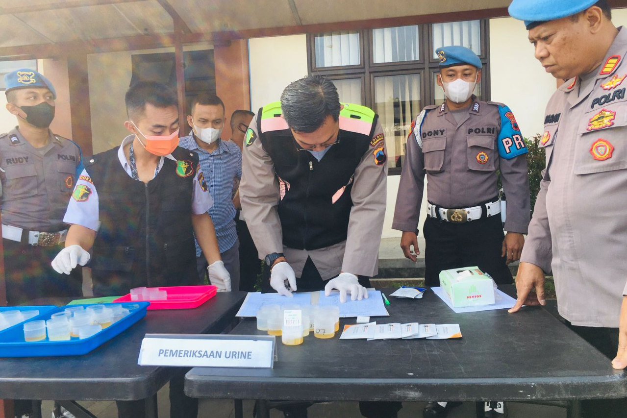 Personil Polres Temanggung Jalani Tes Urine