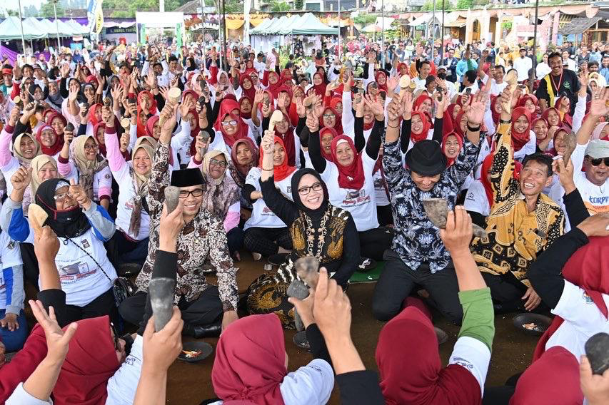 Bupati Temanggung HM. Al Khadziq bersama Ketua TP PKK Eni Maulani Saragih, mengikuti kegiatan ngulek