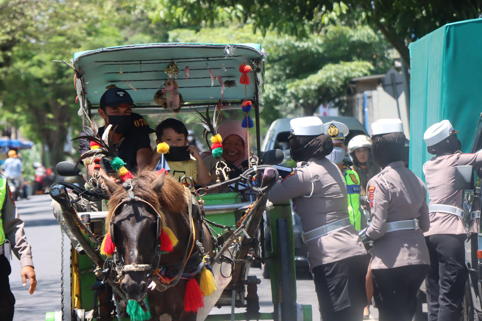 Polres Temanggung Bagikan Masker kepada Pedagang dan Pengguna Jalan