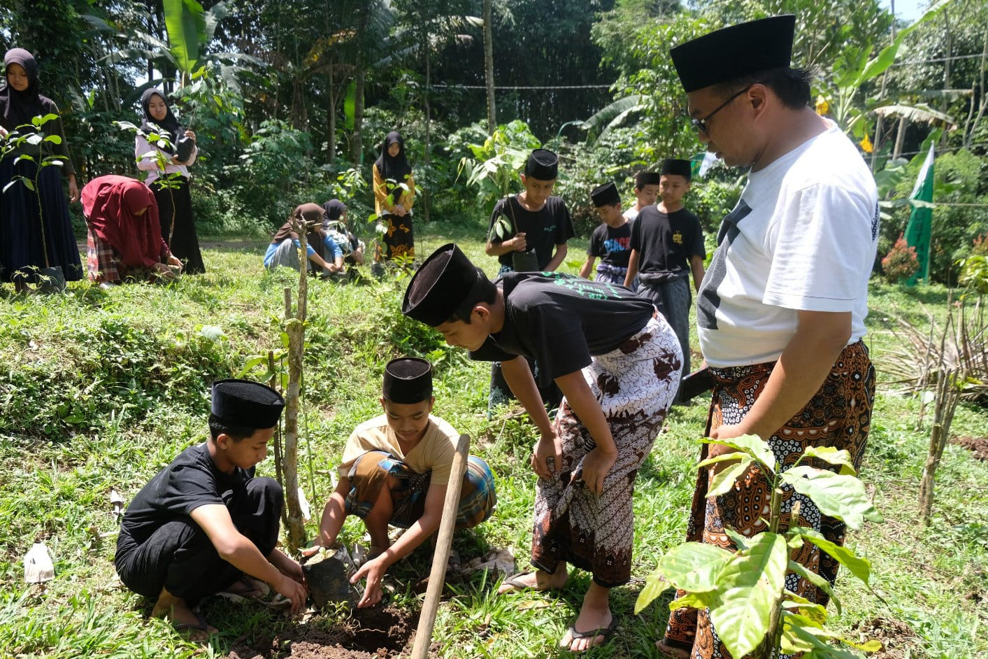 Ponpes Al Mustofa Tebuireng 16 Temanggung Hijaukan Alam