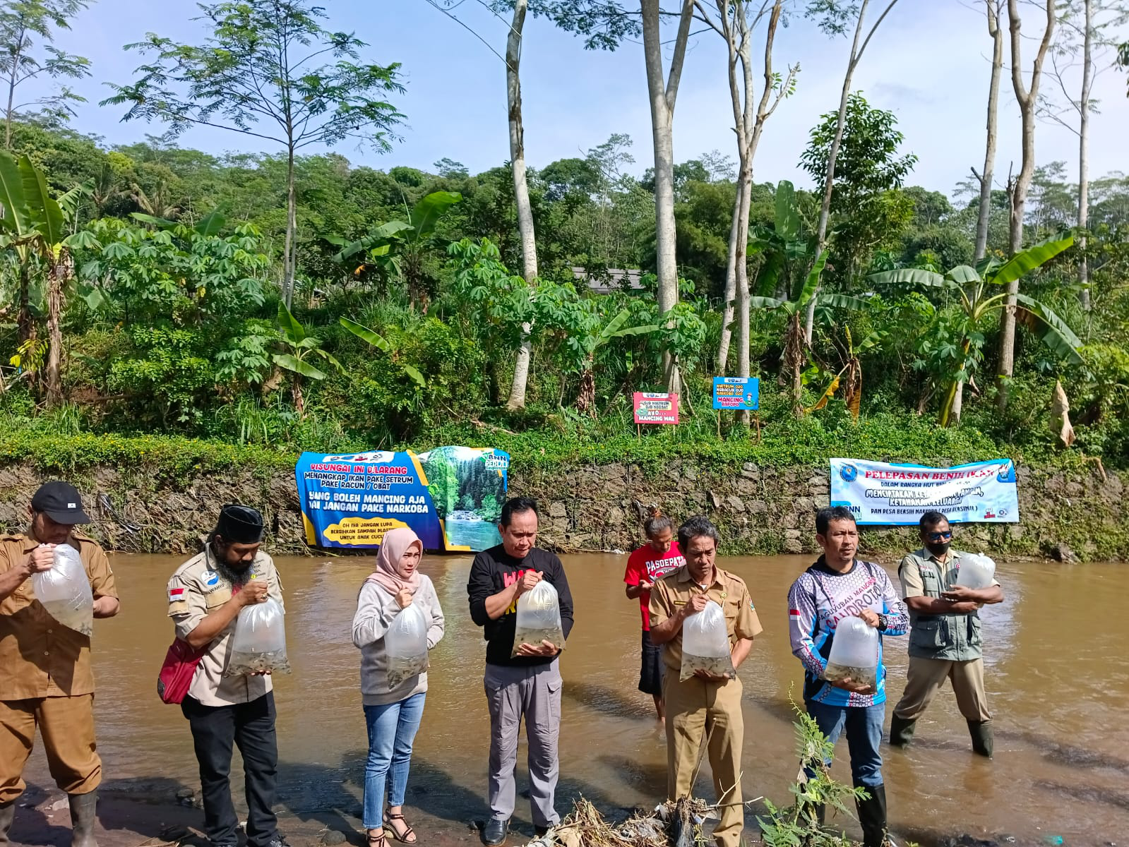 Jaga Ekosistem Sungai, BNNK Temanggung Tebar Benih Ikan