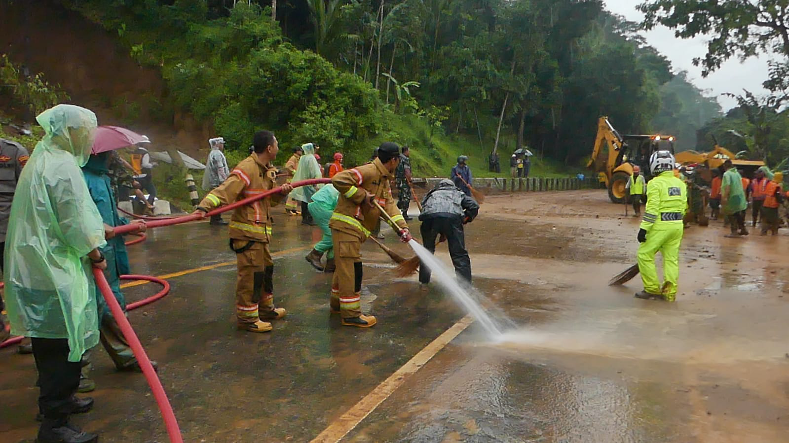 Longsor Tutup Jalan Lintas Provinsi di Temanggung