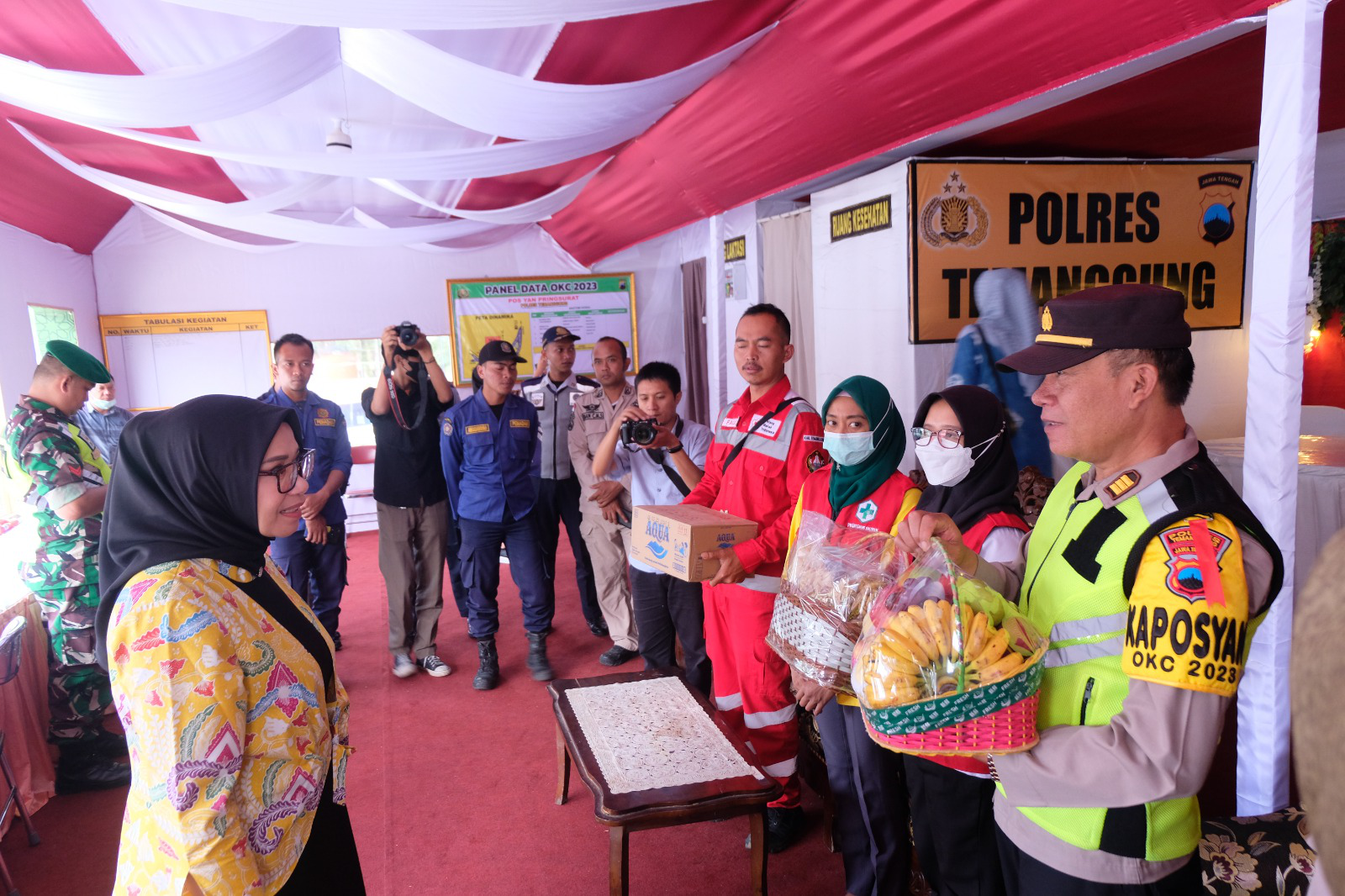 Berikan Semangat kepada Petugas, TP PKK Kunjungi Pos Pam Lebaran