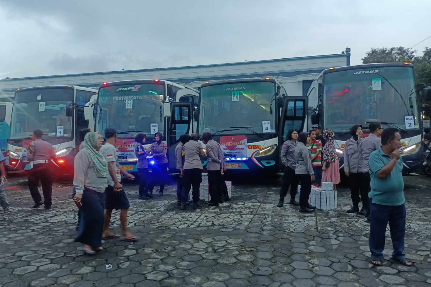 Fasilitasi Warga Kembali ke Jakarta, Polres Temanggung Berangkatkan Tujuh Bus Gratis