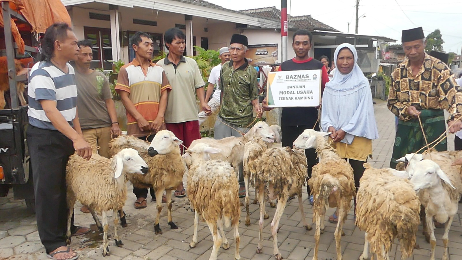 Tingkatkan Ekonomi, Baznas Temanggung Salurkan Bantuan Kambing