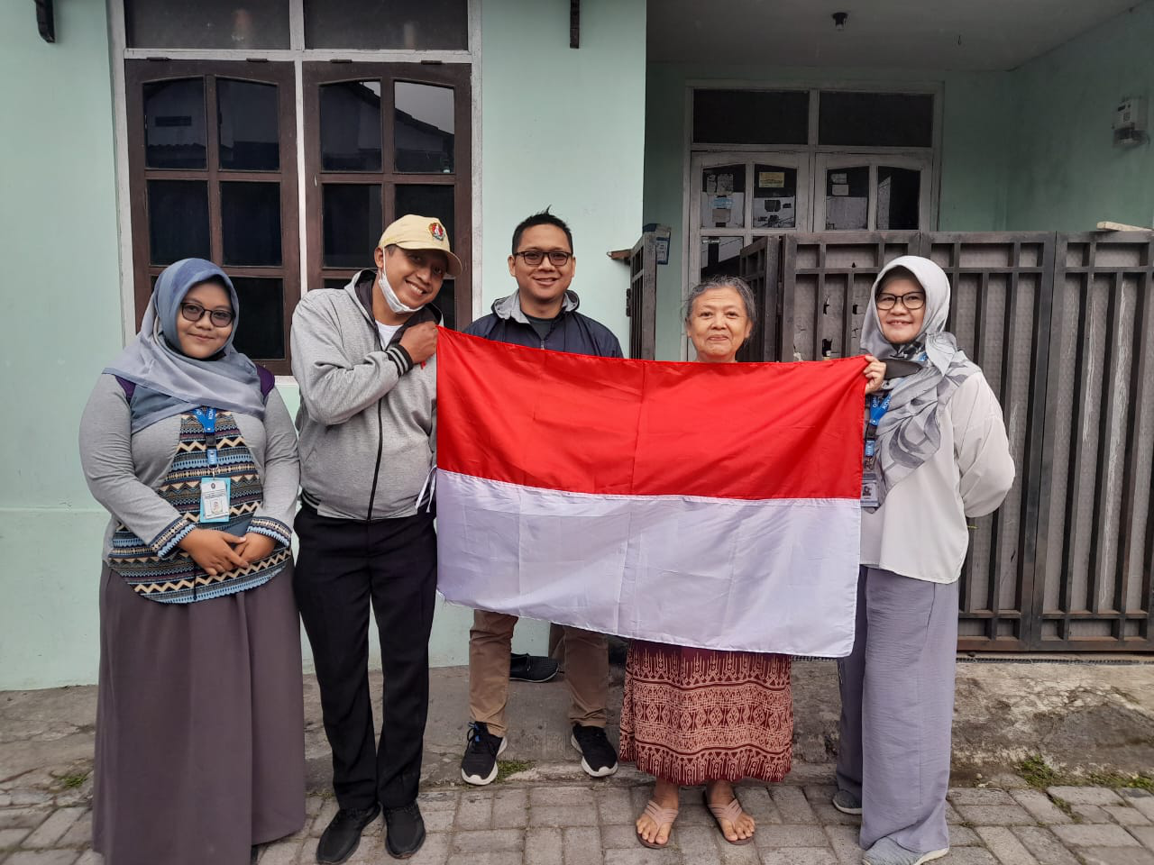 Dukung Gerakan Pembagian 10 Juta Bendera Merah Putih, Dinkominfo Bagikan Bendera