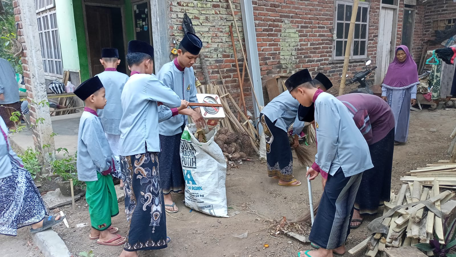 Sambut Hari Santri 2023, Santri Ponpes Al Musthofa Tebuireng 16 Wadas Lakukan Bakti Sosial