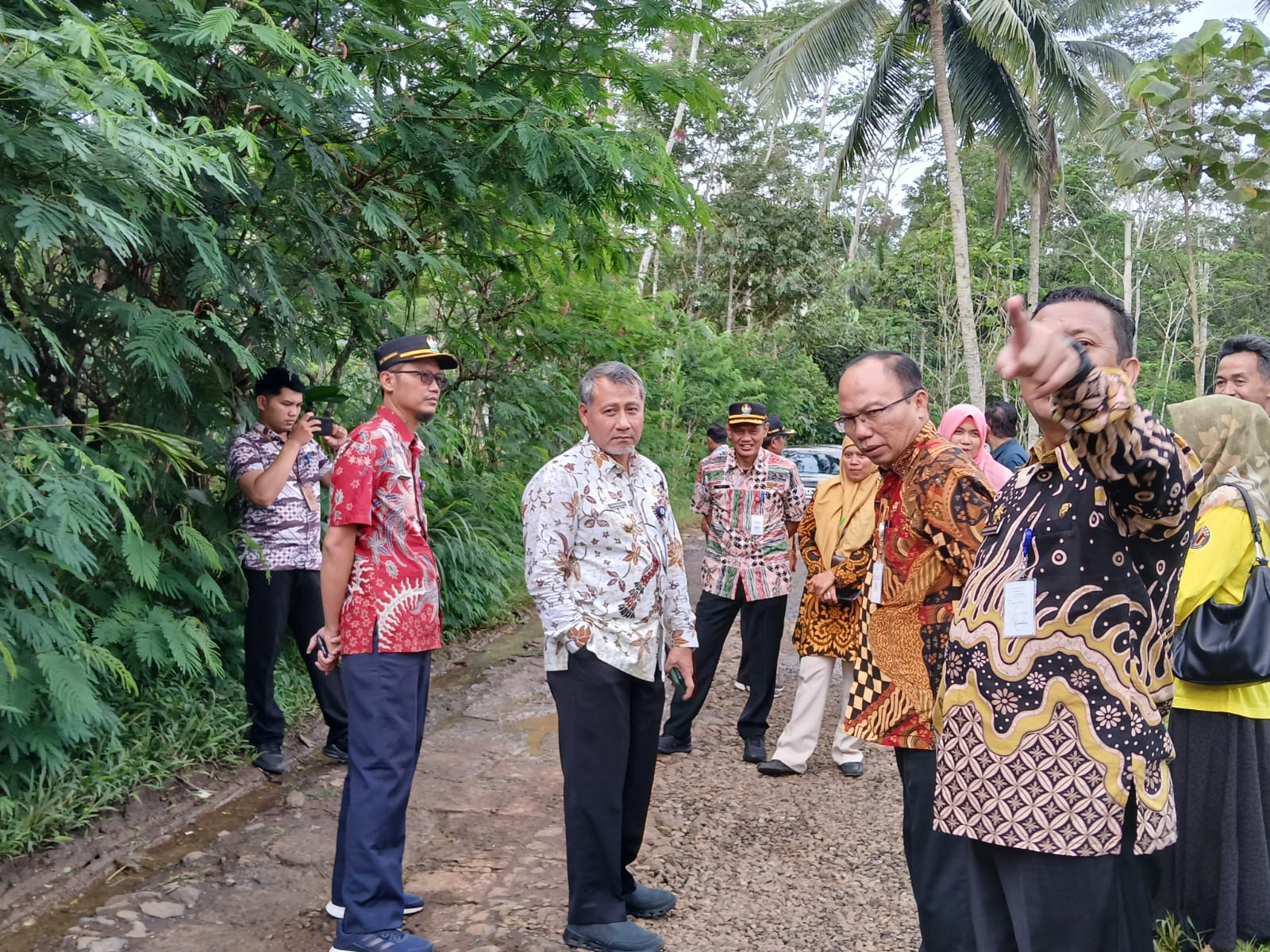 Pj. Bupati Tinjau Jalan Rusak di Nglorog