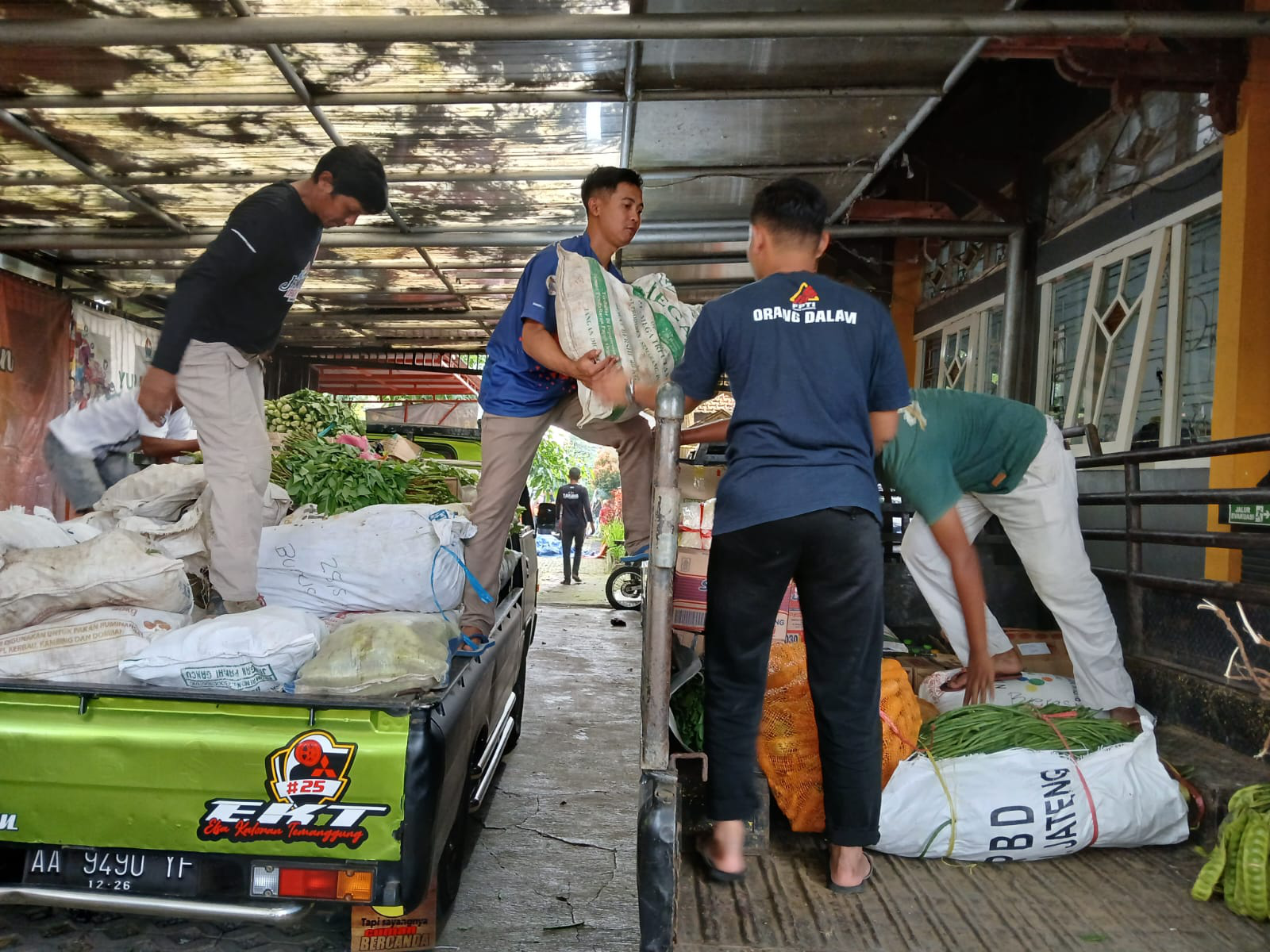 Warga Temanggung Kirim Sayuran Bagi Korban Banjir Demak dan Kudus