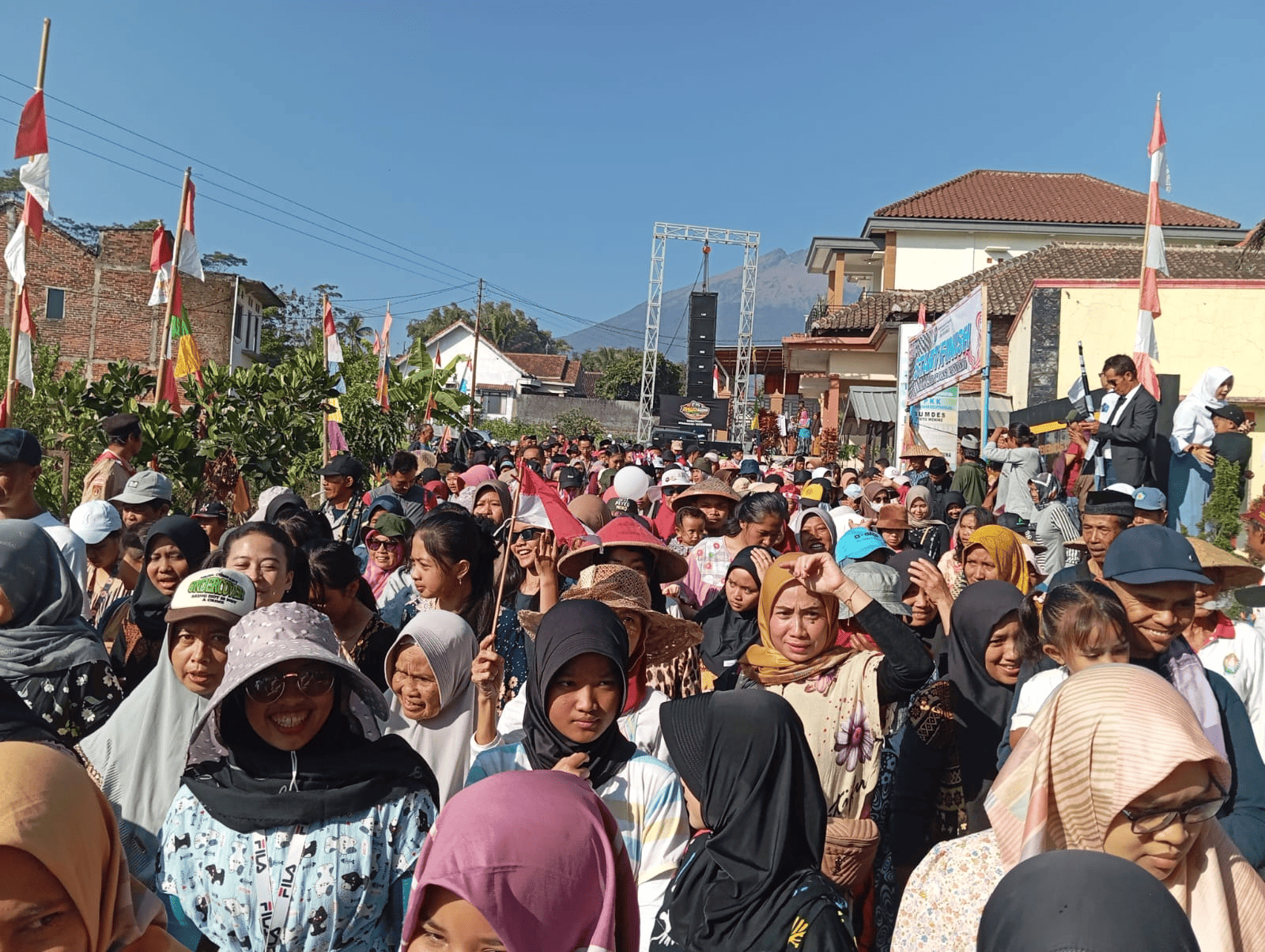 Desa Pakurejo Gelar Jalan Santai Bernuansa Bhinneka Tunggal Ika