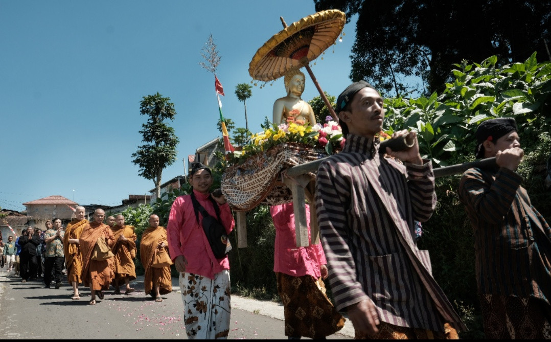 Ritual Pengawinan Air di Peringatan Tri Suci Waisak Desa Cemoro