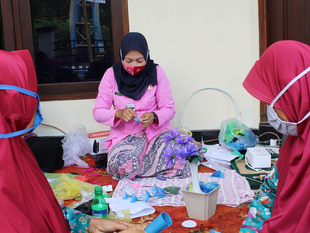 Pokja BKR Purwokencana Ubah Limbah Plastik Jadi Barang Bernilai Ekonomis