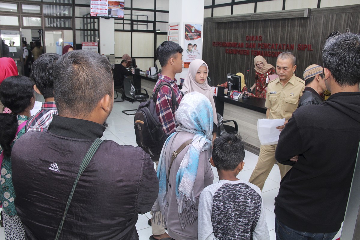 Jelang Pendaftaran Siswa Baru, Warga Kabupaten Temanggung Serbu Dindukcapil