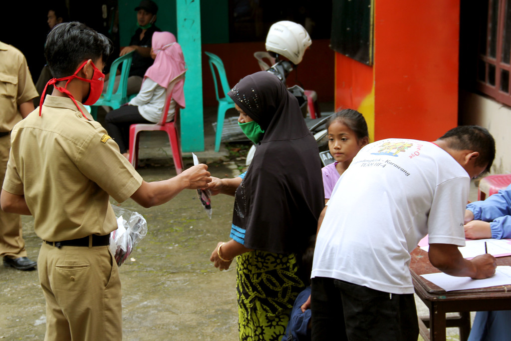 Pembagian Masker Gratis Tahap Dua Untuk Warga Desa Joho