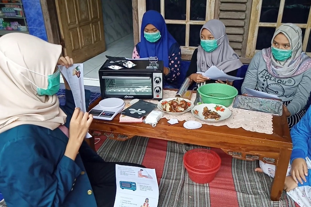 Mahasiswi KKN Undip Manfaatkan Kulit Salak Sebagai Teh Herbal