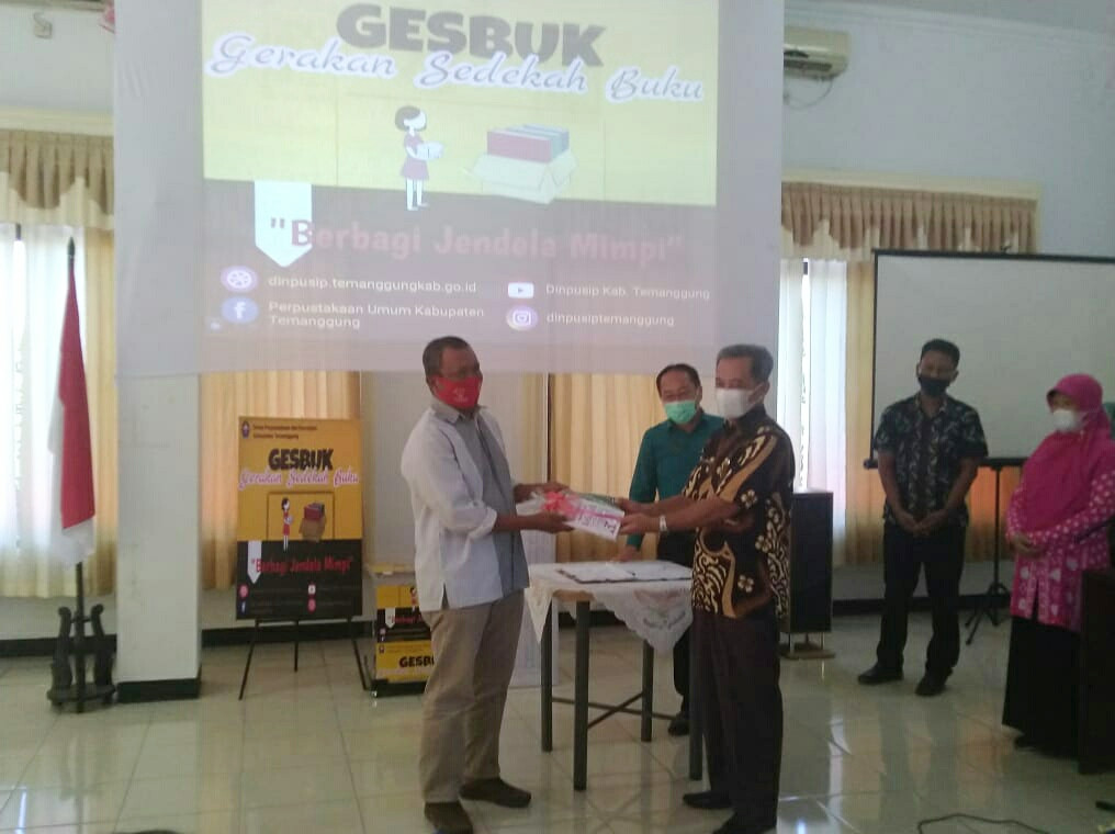 Gesbuk Temanggung Salurkan 300 Buku ke Perpustakaan Desa