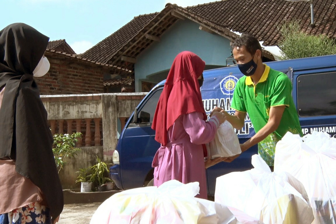 SMP Muhammadiyah 1 Temanggung Peduli Bagikan 100 Paket Sembako