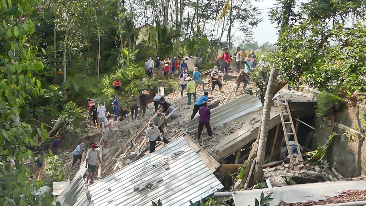 Akibat Hujan Deras, Rumah Warga Roboh Akibat Longsor