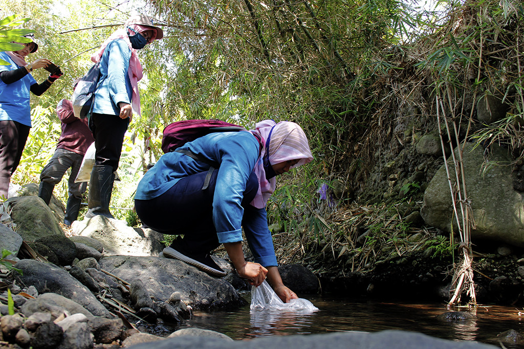 Libatkan Komunitas dan Pemdes, UPTD BBI Tebar Benih Ikan di Kali Miri