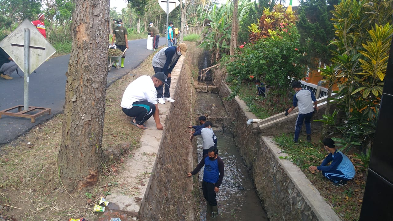 SMPN 2 Selopampang, Tatap PTM dengan Tanam Pohon dan Bersihkan Lingkungan 