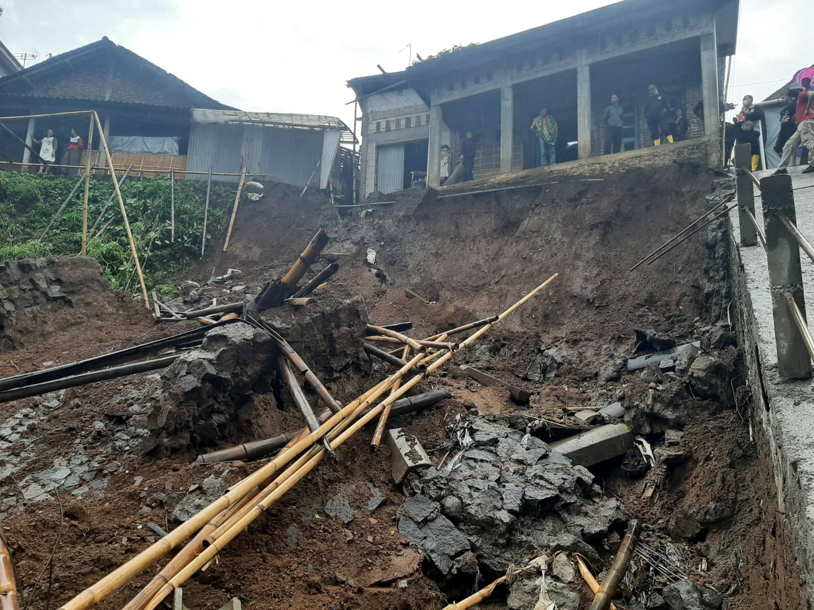 Senderan Rumah Warga di Desa Glapansari Longsor